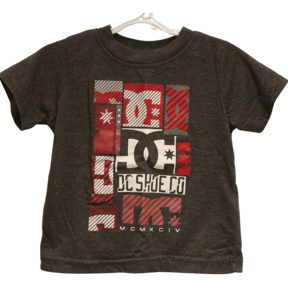 3/$20 🏷 DC Charcoal Grey Tshirt Size 24m